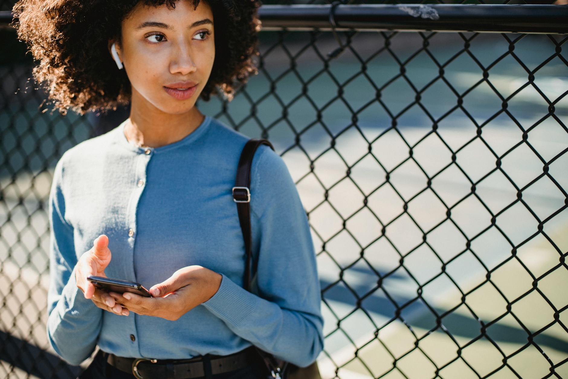 Smartphone displaying WiFi connection symbols and network selection screen